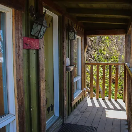 Auberge Festive Sea Shack Sainte Anne des Monts Exterior photo