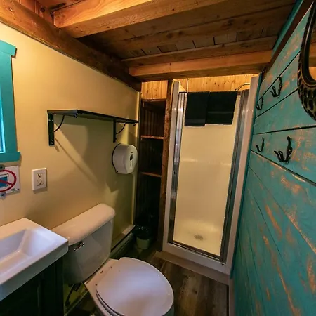 Auberge Festive Sea Shack Sainte Anne des Monts Exterior photo