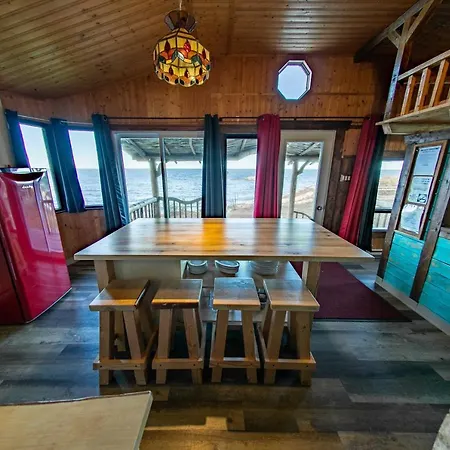 Auberge Festive Sea Shack Sainte Anne des Monts Exterior photo